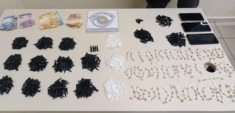 Adolescente e jovem são pegos pela PM com muita cocaína e crack em Cerqueira César